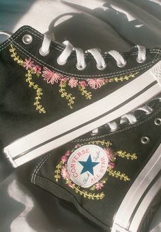 Embroider your own shoe with this beginner friendly shoe embroidery pattern!🪡🧵👟  #shoes #embroidery #handembroidery #art #embroiderypattern #diy #converse Converse Aesthetic Embroidery, Embroidered Converse High Tops Black, Embroidered Black Converse, Black Converse Embroidery, Embroidery Shoes Diy, Diy Converse, Shoe Embroidery, Embroidery Converse, Converse Embroidery