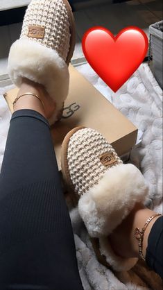 Ugg Cozy Slippers Outfit, Fluffy Slippers Aesthetic, Ugg Slippers Aesthetic, Brown Summer Outfits, Ugg Slippers Outfit, Uggs Slippers, Cute Uggs, Slippers Outfit