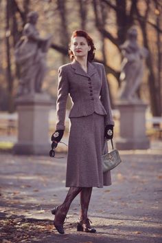 40s Mode, Estilo Pin Up, Vintage Suits, 40s Fashion, Foto Vintage, Vintage Mode, Tea Length Dresses, 1940s Fashion, Business Outfit