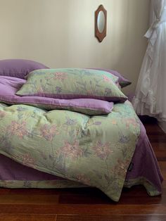 Vibrant Vintage Double Layered Floral Bedding Set Purple / Medium Flat Full Sized Bed Comforter, Vintage Space Themed Bedroom, Full Bed Sheet Set, Grunge Comforter, Comforter Sets Aesthetic, Normal Bedroom, Modern Eclectic Bedroom, Lace Bedspread, Classic Duvet Covers