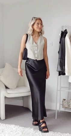 45+ Chic Vest Outfits & Sleeveless Blazer Looks to Wow Everyone - Jennysgou Silk Maxi Skirt Outfit, Silk Skirt Outfit, Outfits Sleeveless, Satin Skirt Outfit, Vest Outfits For Women, Spring Skirt Outfits, Rok Outfit, Outfit Elegantes, Work Outfit Inspiration