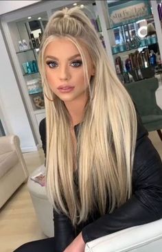 60 Easy Half Up Half Down Hairstyles For 2022 - The Trend Spotter Auburn Blonde Hair, Blond Balayage, Real Hair Wigs, Dirty Blonde Hair, Frontal Hairstyles, Blonde Hair Looks, Blonde Hair With Highlights, Penteado Cabelo Curto, Brown Blonde Hair