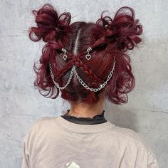 chain and charm hairstyles Hair Contest Ideas, Fun Hair Inspo Color, Short Hairstyles With Accessories, Creative Short Hairstyles, Alternative Prom Hair, Unique Short Hairstyles, Alternative Updos, Red And Blonde Curly Hair, Fantasy Hairstyles Short