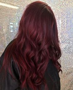 Cherry Cola: Explorando a Estética Vibrante dessa Trendy Pelo Color Vino, Shades Of Burgundy Hair, Wine Hair, Red Hair Inspo, Hair Color Burgundy, Dark Red Hair, Winter Red, Shades Of Burgundy, Hair Color Shades