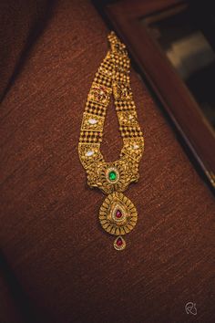 Shopzters is a South Indian wedding website South Indian Necklace Designs, Indian Gold Jewellery Design, Gold Necklace Indian, Antique Jewellery Designs, Gold Necklace Indian Bridal Jewelry, Antique Bridal Jewelry, Antique Jewelry Indian, Gold Pendant Jewelry, Wedding Jewellery Collection