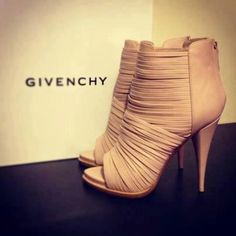 Love these boots! Go to Givenchy.com I cannot find these on the site...but the ones similar cost $990 sooo....it's totally ok that I can't find them. lol How To Have Style, Hak Tinggi, Cooler Look, Fabulous Shoes, Hot Shoes, Crazy Shoes, Shoe Obsession, Shoe Lover, Mode Inspiration