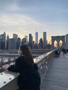 Brinete girl standing on Brooklyn bridge with NYC Sunset in the background Poses On Bridge Photo Ideas, Bridge Pictures Ideas, Brooklyn Bridge Aesthetic, Brooklyn Bridge Picture Ideas, Brooklyn Bridge Pictures, Bridge Photoshoot, New York City Pictures, Photo Posing, Nyc Fits