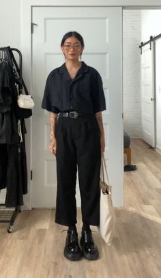 Minimal Smart Casual Outfit, Professional Outfits Nonbinary, Smart Casual All Black Outfit Women, Interview Outfit Barista, Laboratory Outfits Women, Woman Architect Outfit, Unisex Office Outfit, Black Workwear Outfit, Smart Black Outfits Women