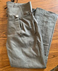 LINEN version These quality pants are made per order to your measurements! Pants are made to a 32 inseam unless otherwise noted in Note to Seller. A nice medium weight canvas/duck material is prewashed to avoid shrinkage. Nice deep pockets as well. Pewter buttons. Choose from many colors. Questions? Send me a message! **I will need your waist and inseam measurements Please note: These are all custom made items. Production time can vary based on demand. If you need the item by a certain date plea Full Length Pants, Canvas Pants, Linen Men, Types Of Buttons, Mens Costumes, Linen Pants, Medium Weight, 18th Century, Grey Jean