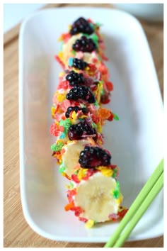 Banana coated in yogurt and Fruity Pebbles cereal, sliced on a plate like sushi and served with chopsticks and fresh blackberries. Fun Kid Breakfast, Kid Friendly Breakfast, Homemaker Recipes, Kid Breakfast, Sushi For Kids, Breakfast Sushi, Artistic Food, Banana Sushi, Candy Sushi