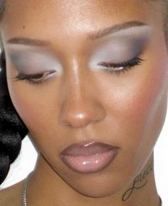 Frosted Makeup Look, Frosted Makeup, Trucco Glam, 90s Makeup, Make Up Inspiration, Blue Pigment