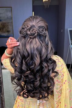 Bridal Makeup Videos, Mehendi Function, Cute Wedding Hairstyles, Engagement Hairstyles, Bridal Hairdo, Cute Quick Hairstyles, Traditional Hairstyle, Bridal Hair Buns, Indian Wedding Hairstyles