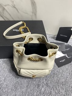 YSL Yves Saint Laurent joe mini chain bucket, this one is super cuteThe capacity is also very large ~ the chain can be adjusted freely.

 Dimensions: 19x13x13cm Large Leather Bag, Small Leather Bag, Medium Handbags, Lv Purse, Lv Shoes, Lv Belt, Lv Wallet, Large Handbags, Lv Handbags