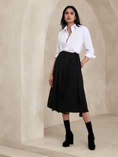 Work Skirt Outfits Women, Dark Academia Office Wear, Button Down Skirt Outfits, Midi Skirt Outfit Work, Corporate Alternative Fashion, Fall Looks For Women, Kilt Fashion, Black Midi Skirt Outfit, Office Skirt Outfit