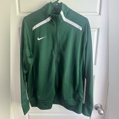 New Without Tags. Size Medium. Smoke-Free. Get Yourself Ready For Those Long, Tough Games In The Nike Team Overtime Jacket. This Knit Long-Sleeve, Full-Zip Jacket Has Contrast Insets At The Collar/Shoulder, And Front And Back Sleeves For A Great Combination Of Style And Performance. The Front Zipper Has A Protective Guard At The Neck. The Jacket Has Two Side Pockets, With A Nike+ Enabled Inner Right Pocket. Embroidered Swoosh Design Trademark At Right Chest. 100% Polyester. Nike Green Track Jacket For Fall, Nike Green Casual Track Jacket, Nike Casual Green Track Jacket, Nike Long Sleeve Windbreaker For Outdoor, Casual Green Nike Track Jacket, Nike Functional Long Sleeve Windbreaker, Nike Green Long Sleeve Windbreaker, Nike Green Sportswear Windbreaker, Nike Hoodie Men