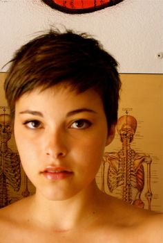 #Farbbberatung #Stilberatung #Farbenreich mit www.farben-reich.com Pixie Choppy Pixie Cut With Bangs, Creepy Background, Girls Pixie Cut, Lady Hair, Baby Bangs, Pixie Cut With Bangs, Decisions Decisions, Short Bangs, Boring Hair