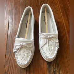 Minnetonka White Leather Moccasin/Slip On Shoes Loafers New Condition Size 9 White Moccasins, Slipper Shoes Women, Black Moccasins, Beaded Moccasins, Black Leather Ballet Flats, Moccasins Women, Minnetonka Moccasins, Suede Moccasins, Black Leather Flats