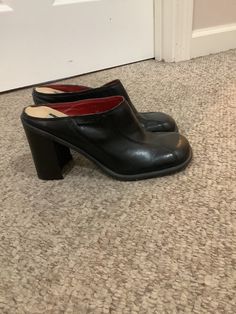 This nice pair of vintage 90s Tommy Hilfiger black leather mules logo Tommy slip on chunky wood stacked heel shoes comes to you in a size 8 marked. Pls compare the measurements I give you to those in your closet. Retro Closed Toe Leather Mules, Retro Leather Closed Toe Mules, Retro Leather Mules With Round Toe, Retro Mules With Wooden Heel And Round Toe, Casual Mules With Wooden Heel And Square Toe, Retro Mules With Stacked Heel And Round Toe, Retro Leather Slip-on Mules, Vintage Leather Clogs With Block Heel, Retro Leather Slip-on Clogs