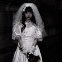 faaaariii_ icon selfie red weibo asian bride cosplay ulzzang Dark Bride Photoshoot, Ghostcore Outfits, Goth Asian, Bride Corpse, Doll Cosplay, Goth Bride, Creepy Cute Aesthetic, Creepy Core