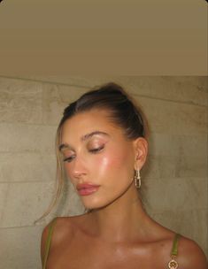 Summer 2024 Make Up Trends, Versace Corset Dress, Corset Wedding Guest Dress, Summer Night Makeup, Versace Corset, Outfits Hailey Bieber, Selfie Outfits, Nyc Cafe, Vacation Makeup