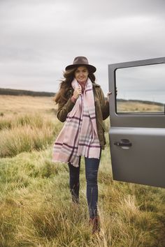 Country style English Country Fashion, Positive Home Decor, Countryside Outfit, Emily Style, British Country Style, Country Outfits Women, Pink Winter Coat, Winter Style Guide