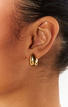 Give any outfit a lift with the elevated vibes of these mini teardrop studs! Small Elegant Earrings, Gold Droplet Earrings, Tear Drop Earrings Outfit, Drop Earrings Outfit, Gold Teardrop Earrings, Teardrop Earrings Gold, Mumu Wedding, Droplet Earrings, Chic Earrings