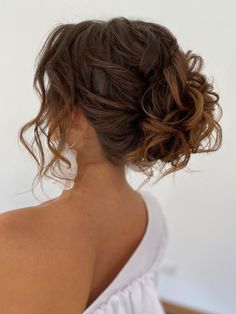 Bridesmaid Hairstyles Brown Hair Updo, Curled Updo Wedding, Auburn Hair Updo, Loose Curly Hair Updo, Bridesmaids Hairstyles For Medium Hair, Hair Up Prom Hairstyles, Wedding Hair Up Curly, Bride Hairstyles Updo Brunette, Curly Low Bun Wedding Hair