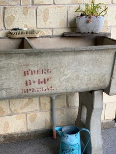 Beautiful old tub makeover Concrete Laundry Tub, Garden Troughs, Garden Sink, Laundry Tubs, Outdoor Bathrooms, Painting Concrete, Concrete Garden, Craft Display, Repair