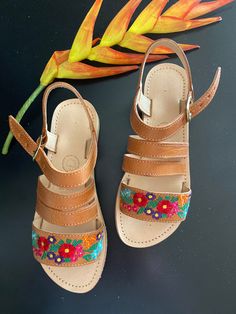 Beautiful Mexican huaraches, handmade by Mexican artisans, very comfortable. Sandals with beautiful embroidered details. Our huaraches are handmade by artisans, the leather retains natural marks or marks that reflect the authentic appearance of natural leather, these factors cause small differences in color and texture, please do not confuse this with a defect, but rather a guarantee of that you are acquiring a natural leather product with high quality finishes. We only work with closed numbers, Hand Painted Open Toe Leather Sandals, Hand Painted Leather Open Toe Sandals, Bohemian Leather Huarache Sandals Hand Tooled, Artisan Hand Tooled Open Toe Huarache Sandals, Artisan Hand-tooled Huarache Sandals For Summer, Artisan Hand-tooled Sandals For Summer, Hand Painted Open Toe Sandals For Beach, Adjustable Hand-tooled Huarache Sandals For Beach, Bohemian Hand Tooled Huaraches For Beach