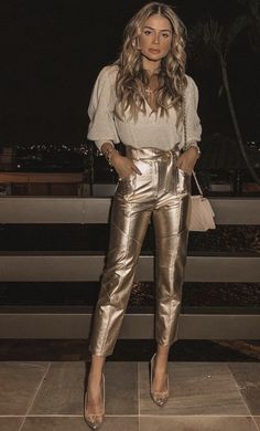 Gold Monochromatic Outfit, Metallic Fashion 2023, Golden Pants Outfit, Metallic Outfit Ideas Party, Metallic Shirt Outfit, Gold Outfits For Women, Metallic Outfit Ideas, Gold Pants Outfit, Metallic Pants Outfit