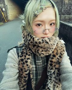 Selfie Pose Ideas, Instagram Ulzzang, Ulzzang Aesthetic, 2000s Japanese Fashion, Selfie Pose, Makeup Outfit, Winter Fit, Earrings Summer, Cool Fits