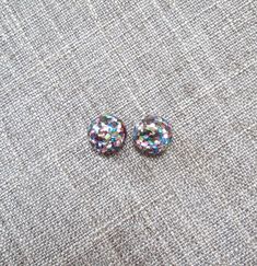 Rainbow Glitter Earrings / Resin Confetti Studs / Sparkly Earrings / 12mm / Retro Style Jewelry / Gi Multicolor Round Clip-on Earrings, Silver Glitter Round Earrings, Glitter Round Earrings For Gifts, Kawaii Hair Clips, Rainbow Choker, Glitter Stud Earrings, Rainbow Confetti, Earrings Kawaii, Earrings Resin