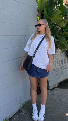 Sneakers With Skirts Street Style, Denim Skirt And Sambas, 24 Year Old Outfits, Bunch Outfits, Sambas Outfit Woman, Uni Outfits Aesthetic, City Outfits Summer, Vegas Outfit Ideas Spring, Adidas Samba Outfits