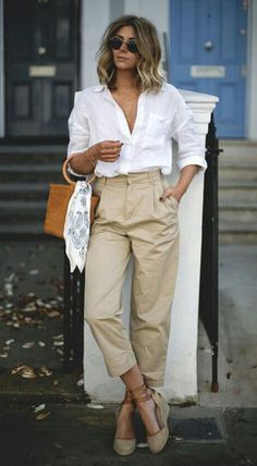 Chinos Women Outfit, Outfits Beige, Beach Outfit For Women, White Outfits For Women, Linen Pants Outfit, Womens Chinos, Color Pants, Beige Outfit, Beige Dress