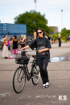 Copenhagen Fashion Week Street Style, Street Style Photography, Denmark Travel, Fashion Newsletter, Nyc Street Style, Nyfw Street Style, Copenhagen Fashion, Travel Diaries, Copenhagen Style