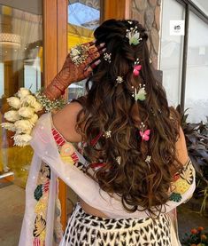 Hairstyle For Evening Gown, Shaadi Hairstyles, Shadi Season, Hairstyle Indian, Butterfly Hairstyle, Mehndi Hairstyles, Minimalist Hair Accessories, Long Bridal Hair, Mehendi Ceremony