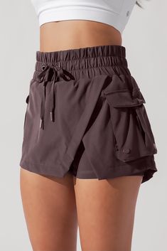 The skort just reached a new level (literally). Meet the Hiking Superskort®- designed so you can climb and stride in comfort. Complete with 4 pockets to hold your essentials [read: snacks] Fit Stylist Tip: If you want a relaxed waistband fit, choose your regular size. If you want something that snatches you in more, size down! The Hiking Superskort® is a patent-pending design created by Cassey Ho. Super Cool Outfits, Hiking Outfit Backpack, Woman’s Shorts, Summer Trekking Outfit, What To Wear To A Soccer Game Summer, Outfit For Zoo Trip Summer, Cute Climbing Outfit, Hiking Looks, Athletic Sets Women