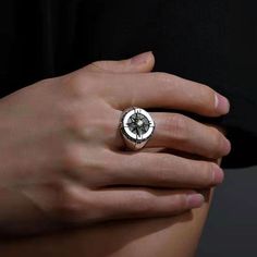 Anillo con brújula y estrella de diamantes: un tesoro náutico para los amantes del mar

 Embárcate en un viaje hacia la elegancia náutica con nuestro anillo Diamond Star Compass. Hecho para apasionados amantes del mar como tú, este exquisito anillo es un verdadero testimonio de tu amor por el océano y su mística. Hecho a mano con minuciosa atención al detalle, nuestro anillo de brújula es un símbolo de guía y exploración, que siempre le indica la dirección correcta.

 El anillo Diamond Star Compass es parte de nuestra colección Compass Rings, una impresionante variedad de joyas de inspiración náutica que captura la esencia del mar. Cada pieza de esta colección cuenta su propia historia, invitándote a embarcarte en una aventura de estilo y sofisticación. Explore nuestras otras colecciones Men Punk Fashion, Compass Ring, Biker Accessories, Compass Design, Creative Accessories, Mens Rings Fashion, Gold Theme, Trendy Ring, Wedding Band Sets