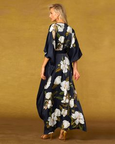 Notre caftan Camellia le plus vendu a maintenant été réinventé dans une soie luxueuse. Le tissu fluide est incroyablement sensuel et doux et un éclat subtil met en valeur le battement de chaque mouvement.
 Un éclat de bouquet de fleurs blanches sur un noir profond est une étude de contrastes audacieuse et élégante. Une déclaration de soirée des plus somptueuses.
 • 100 % soie
 • S'enfile
 • Longueur : 55"
 • Passepoil noir à l'encolure
 • Lavage à la main à l'eau froide ou nettoyage à sec
 • Fabriqué en Inde
 MAGASINEZ TOUS LES CAFTANS White Flower Bouquet, Short Kaftan, Casual Luxe, Draping Fabric, Silk Kaftan, Flowy Fabric, Sash Belt, Silk Slip, Deep Black