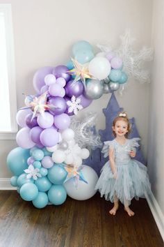 3rd birthday frozen / winter wonderland party decoration and balloon decor. Birthday dress. Toddler birthday Frozen Arch Balloon, Frozen Garland Ideas, Frozen 3 Birthday Party, Iridescent Winter Wonderland Party, Frozen Theme Birthday Party Ideas, Birthday Frozen Decorations, Frozen Birthday 3rd Party, Neutral Frozen Birthday Party, Chic Frozen Birthday Party