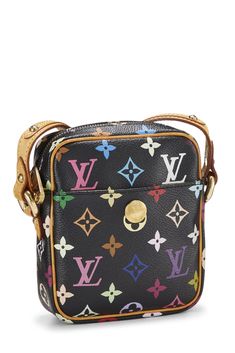 Marca: Louis Vuitton
 De color negro
 Características:


 Estado usado: muy bueno; Ligero deslustre en el hardware

 Longitud: 5,5" (13 cm), Altura: 6" (15 cm), Profundidad: 1,75" (4 cm), Caída de la correa: 19" (48 cm)

 Hecho en Francia

 Correa cruzada de cuero ajustable

 Cierre con cremallera



 EAN: 0197291867525
 Dimensiones del paquete: 6,0 x 5,5 x 1,7 pulgadas Clive Christian, Louis Vuitton Black, Takashi Murakami, Laura Geller, Cow Boy, Issey Miyake, Thom Browne, Crossbody Strap, Daniel Wellington