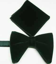 Beautiful pre-tied, adjustable double tiered banded bow tie.  It will adjust from 13" through 20" neck. Bow dimensions 3.25" x 4.5". Pre-tied Bow Tie, Adjustable Pre-tied Solid Bow Tie, Adjustable Pre-tied Bow Tie, Adjustable Detachable Bow Tie, Classic Bow Tie With Adjustable Ties, Classic Adjustable Green Bow Tie, Butterfly Bow, Emerald Wedding, Neck Bow