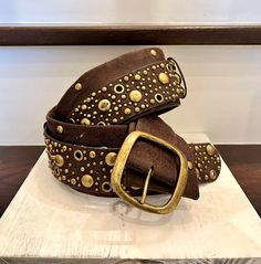 "Beautiful brown belt with gold buckle and stud detail Pair it with an oversize tunic with leggings, crisp white shirt and jeans, or add shape to a dress or jumpsuit! Measures approx 39\" + buckle Brand unknown Size Large Excellent condition - like new! Very good condition Oversize belt, big belt, brown belt, leather belt, large belt, big buckle belt, studded belt" Big Buckle Belt, Big Belt, Belt Western, Belt With Gold Buckle, Large Belt, Tunics With Leggings, Belt Brown, Western Belt, Belt Leather