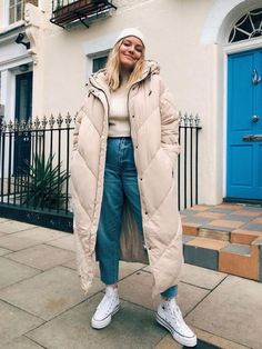 Beige Puffer Coat Outfit, Winter Weekend Outfit, Casual Trench Coat Outfit, Puffer Coat Outfit, Weekend Outfit Ideas, Beige Puffer Jacket, Puffer Outfit, Puffer Jacket Outfit, Winter Weekend