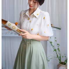 <Size>



 Small size


 Length: 52cm




 Shoulder width: 34cm

 Bust: 94cm




 Sleeve length: 30cm







 Medium size


 Length: 53cm




 Shoulder width: 35cm

 Bust: 98cm




 Sleeve length: 31cm












 <Material>



 polyester






 ＜Model wearing＞



 Wearing size



 Small size




 Model Dimensions



 Height: 169cm

 Weight: 48kg Embroidered Short Sleeve Workwear Blouse, Workwear Embroidered Short Sleeve Blouse, Floral Embroidery Collared Blouse For Work, Elegant Spring Blouse With Floral Applique, Elegant Blouse With Floral Applique For Spring, Feminine Floral Embroidered Blouse With Collar, Spring Blouse With Floral Embroidery And Collar, Floral Print Short Sleeve Embroidered Top For Spring, Elegant Spring Blouse With Floral Embroidery