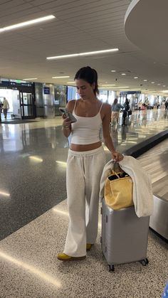 Comfy Tropical Outfits, Airport Style Aesthetic, Airport Tracksuit Outfit, December In Florida Outfits, Airport Inspo Pics, Elevated Comfy Outfit, Airport Outfit Ideas Comfy, Airport Fits Aesthetic, Vietnam Outfit Travel