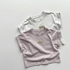 Upgrade your little one's summer wardrobe with our Vintage Solid Short Sleeve T-Shirt. Made from comfortable cotton, this casual tee features a classic O-neck collar and a solid pattern. Perfect for kids aged 1-6 years, it offers a regular fit that's true to size. Versatile and stylish, this unisex tee is a must-have for the season. 🌞👕 Specifications: Style: Casual Material: Cotton Clothing Length: Regular Item Type: Tops Age Range: 1-6 years Department Name: Children Collar: O-Neck Pattern Type: Solid Season: Summer Sleeve Length: Short Fit: Fits true to size, take your normal size Tops Type: Tee Gender: Unisex Cute Solid Short Sleeve Tops, Cute Solid Color Summer Tops, Cotton Tops With Letter Print For Playwear, Family Matching Solid Color Short Sleeve Tops, Relaxed Fit Short Sleeve T-shirt For Playwear, Family Matching Short Sleeve Tops, Family Matching Short Sleeve Tops For Playwear, Summer Cotton T-shirt Solid Color, Summer Cotton T-shirt In Solid Color