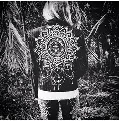 Bleached Clothing, Wearable Crafts, European Clothing, Mandala Ideas, Art Jacket, Jacket Art, Recycled Clothes, Painted Clothing