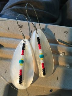 Simple beaded/shell earrings Native American Beaded Jewelry, Beaded Shell, Sea Shell Jewelry, Native Fashion