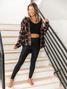 Cute Outfits With Leggings Casual, Flannel Outfits With Leggings, Brown Plaid Shirt Outfit, Cute Fall Outfits Date, Fall Wardrobe 2022, Fall Casual Outfits Women 2023, Fall Legging Outfits Casual, Tomboy Fall Outfits, Fall Flannel Outfits Casual